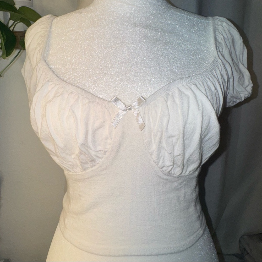 Cute white cropped top with a bow in the middle